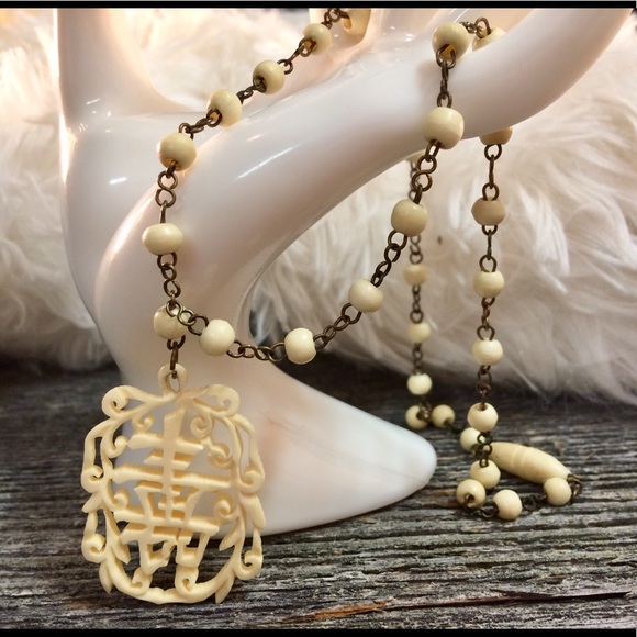 Vintage Chinese hand carved bone pendant necklace - Picture 1 of 8